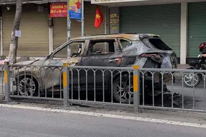 Video: Ô tô bốc cháy dữ dội khi đang lưu thông trên đường