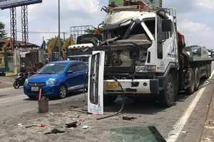 Xe tải húc xe ben, một người bị thương nặng