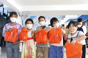 Tặng thẻ BHYT cho trẻ em con công nhân, lao động nghèo năm 2022