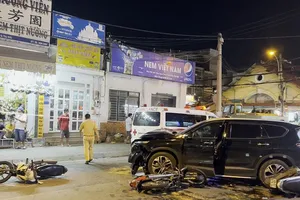 Video: Ô tô 7 chỗ tông loạn xạ, nhiều người bị thương