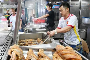 Những ‘anh nuôi’ trên tàu KN290 đến Trường Sa