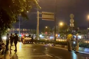 Hai sinh viên thương vong sau khi va vào dải phân cách trên đường