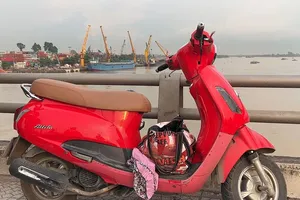 Video: Một phụ nữ nghi để lại xe máy, nhảy cầu Đồng Nai