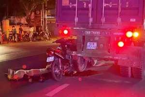 Video: Tông đuôi container đang đậu trên đường, một người tử vong tại chỗ