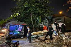 Video: Người đàn ông đi bộ trên đường ray bị tàu hỏa tông tử vong