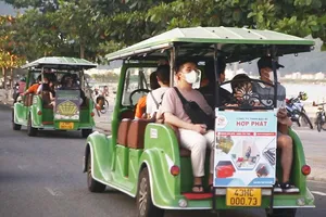 Video: Xe điện chạy bát nháo ven biển Đà Nẵng