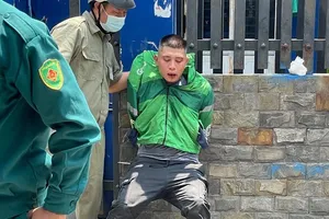 Người dân vây bắt kẻ trộm xe như phim 