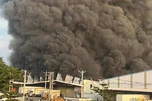 Video: Nhà kho rộng hàng ngàn mét vuông bốc cháy dữ dội