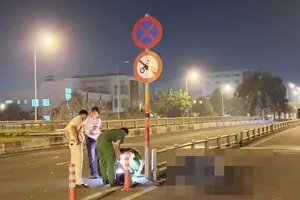 Video: Xe máy tông vào cột biển báo, một người chết, một người bị thương