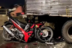 Video: Tông vào đuôi xe tải, người đàn ông tử vong trên cầu vượt Ngã Tư Ga
