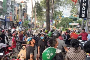 Video: Hàng trăm người tranh nhau giật đồ cúng cô hồn