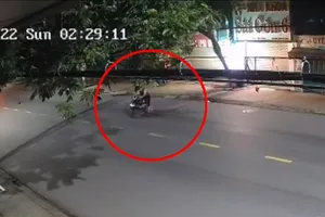 Video: Đi ngủ quên dắt xe vào nhà, một người đi bộ ngang qua lấy mất