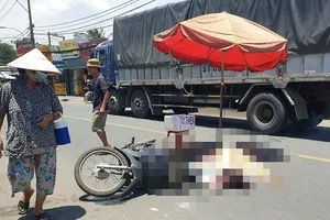 Video: Vợ bị tai nạn tử vong, chồng khóc ngất tại hiện trường