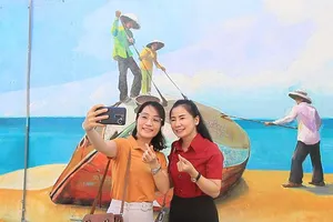 Con đường tranh bích họa tuyệt đẹp ở xóm chài