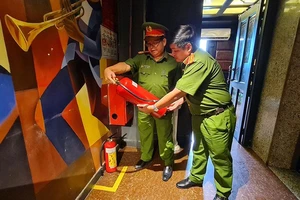 Công an TP.HCM đồng loạt kiểm tra PCCC tại các quán karaoke
