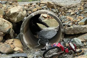 Video: Phát hiện xe máy dưới cống, nghi người đi xe đã bị nước cuốn trôi