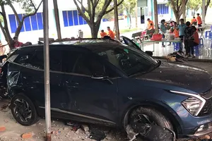 Video: Vừa đăng ký biển số xong, xe ô tô lùi tông sập tường công ty may