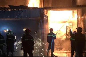 Video: Cháy lớn thiêu rụi kho chứa giấy ở huyện Hóc Môn, TP.HCM