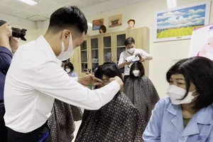 Video: Tặng tóc cho các nữ bệnh nhân ung thư nhân dịp 20-10