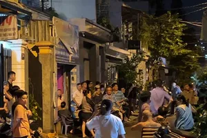 Video: Con trai cầm súng bắn cha ruột ở TP.HCM