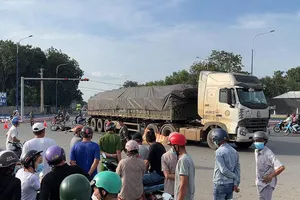 Video: Xe đầu kéo va chạm xe máy, 4 người chết tại chỗ