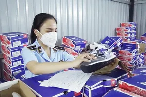 Tạm giữ gần 2.000 sản phẩm có dấu hiệu giả mạo các thương hiệu nổi tiếng