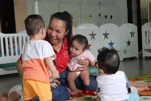 Video: Người phụ nữ bán nhà và xe để nuôi hàng trăm đứa trẻ mồ côi