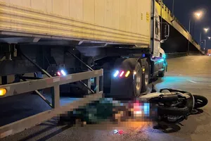 Video: Đi sinh nhật về, hai thanh niên va chạm với xe container tử vong