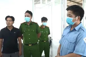 Video: Giây phút cảnh sát ập vào các trung tâm đăng kiểm ở Củ Chi, Bình Tân, Long An