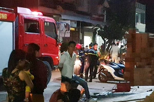 Video: Cháy công trình xây dựng, người dân hoảng loạn tháo chạy