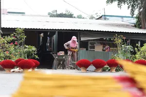 Video: Ghé thăm làng nhang lớn nhất Nam Bộ những ngày gần Tết