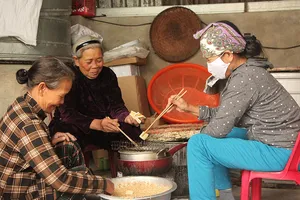 Tất bật làm bánh khô mè chuẩn bị Tết