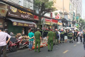 Sập trần nhà một cửa hàng tiện lợi tại quận 4