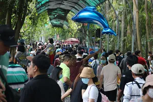 Video: Nhiều gia đình ở TP.HCM chọn du xuân ở Thảo Cầm Viên, Đầm Sen mùng 2 Tết