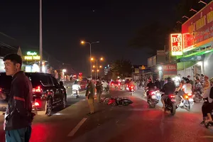 Video: Sau cú va quẹt với xe máy, nam shipper bị xe 16 chỗ cán tử vong