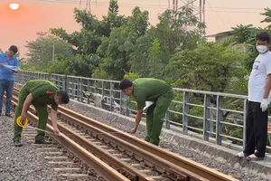 Video: Ngồi trên đường ray, người đàn ông bị tàu hỏa tông chết