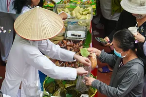 Video: Phiên chợ lấy lá cây thay tiền ở TP.HCM