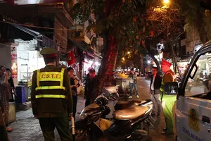 Video: Hà Nội ra quân ‘lấy lại’ vỉa hè cho người đi bộ