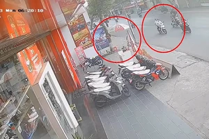 Video: Bảo vệ bị nhóm thanh niên dàn cảnh hỏi đường, lấy trộm xe máy