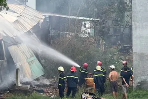 Cháy dữ dội tại xưởng làm ghế sofa ở Thủ Đức