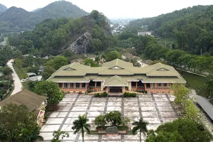 Video: Trung tâm hội nghị hơn 160 tỉ ở Thanh Hóa bị bỏ hoang nhiều năm