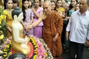 Video: Tham gia Lễ tắm Phật, mừng Tết Chôl Chnăm Thmây cùng người Khmer