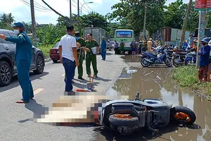 Video: Đi khám bệnh về, 2 mẹ con thương vong sau khi va chạm với xe buýt