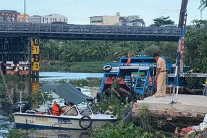 Video: Sà lan tông cọc thép của trụ cầu An Phú Đông, cấm ô tô qua cầu từ hôm nay 