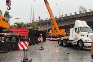 Video: Xe container lật nhào khi ôm cua dưới gầm cầu