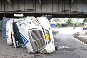 Video: Container chở hàng lật nhào trong lúc ôm cua ở Bình Dương