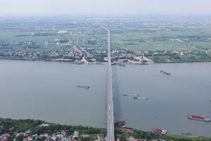 Video: Cây cầu vượt sông dài nhất Việt Nam nhìn từ trên cao