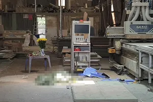 Video: Đang sửa mái tôn, nam công nhân rơi xuống đất tử vong tại chỗ