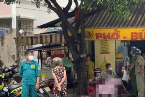 Video: Cụ ông đang ngồi ăn phở thì bất ngờ ngã gục rồi tử vong