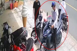 Video: Quên rút chìa khóa, thanh niên bị trộm mất xe